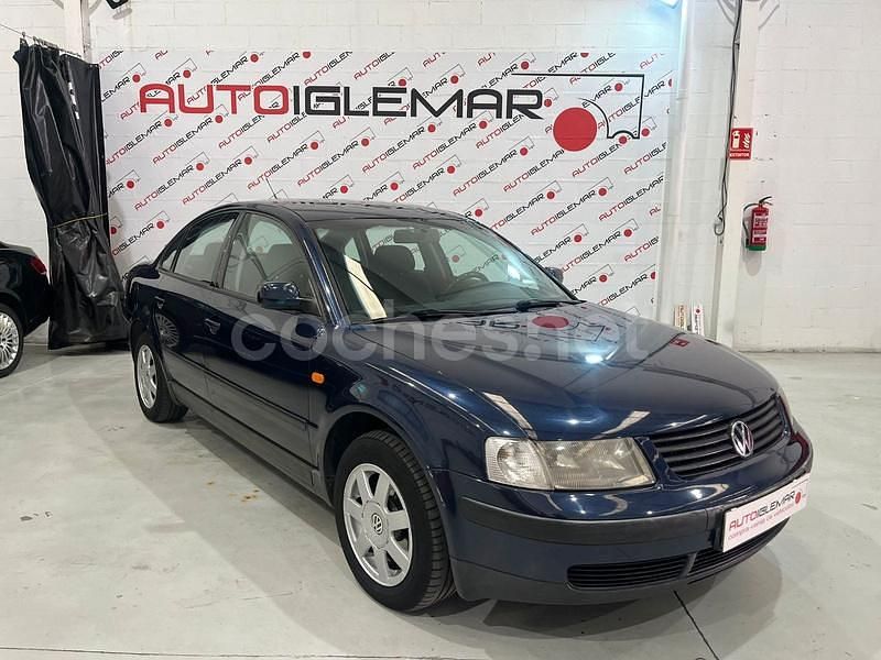 Azul Usado 1997 VW Passat Comfortline Berlina | 3900 € - Imagen 1/4