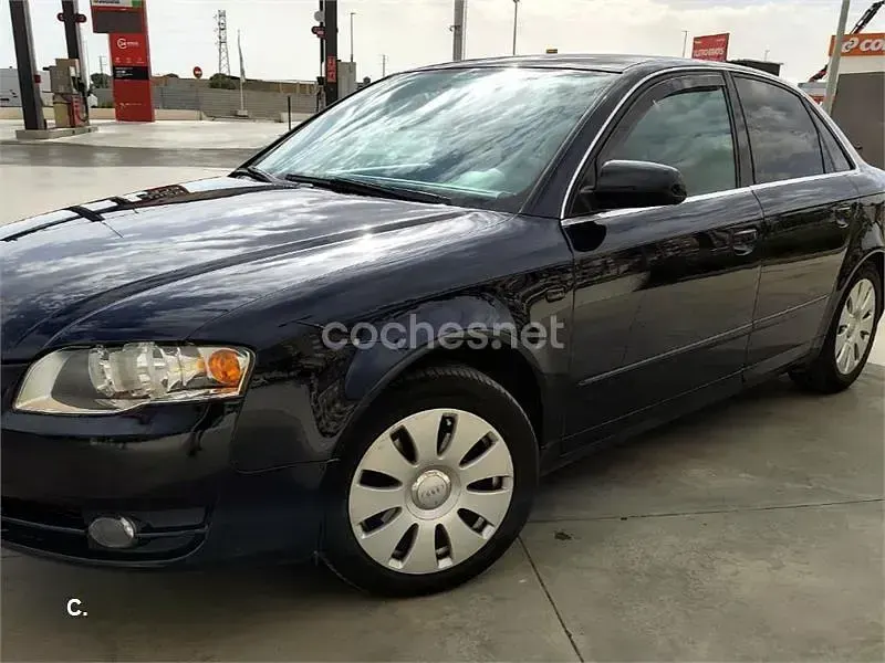 Usado Audi A4 140 CV (102 kW) 2006 Azul Berlina