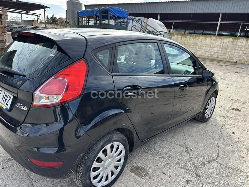 Usado Ford Fiesta Trend 82 CV (60 kW) 2014 Azul Berlina