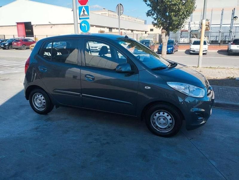 Usado Hyundai i10 Classic 69 CV (50 kW) 2012 Gris Utilitario