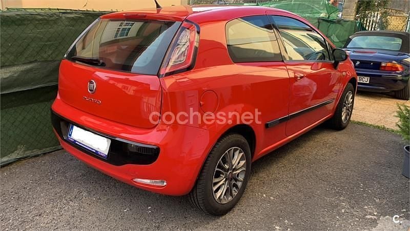 Usado Fiat Punto Evo Life 69 CV (50 kW) 2011 Rojo Utilitario