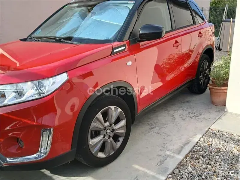 Usado Suzuki Vitara 111 CV (81 kW) 2019 Rojo SUV