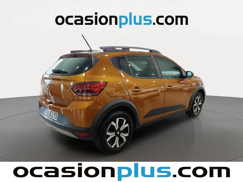 Usado Dacia Sandero Comfort 91 CV (66 kW) 2022 Naranja Utilitario
