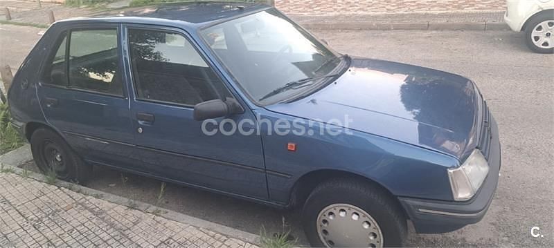 Usado Peugeot 205 60 CV (44 kW) 1997 Azul Utilitario