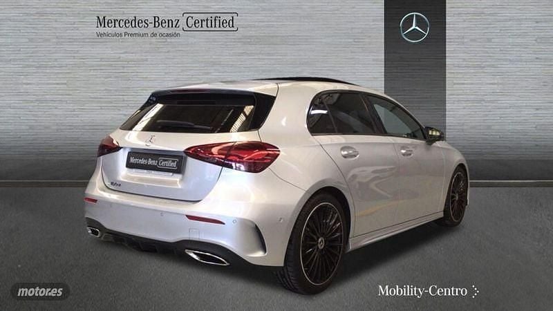 Usado Mercedes A180 AMG line 116 CV (85 kW) 2024 Iridiumsilber  metalliclack Berlina