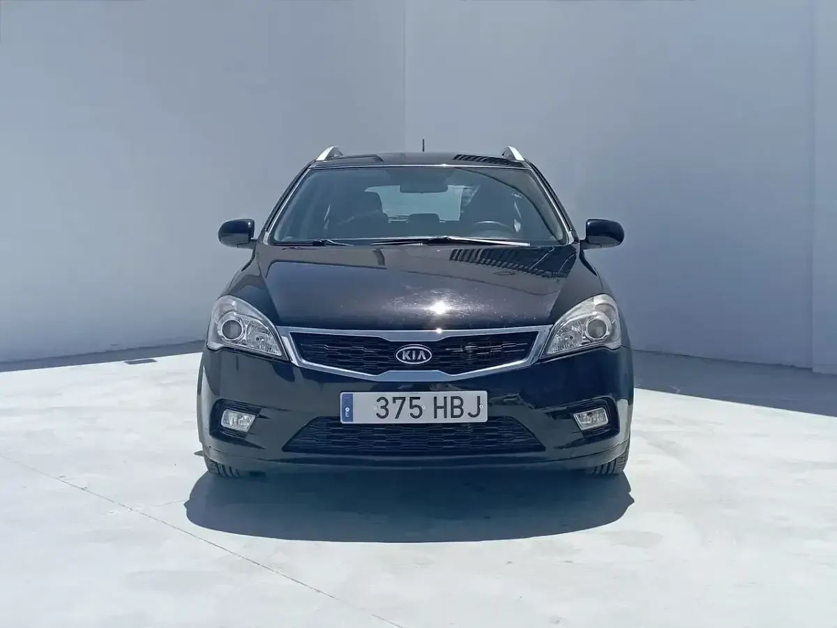 Usado Kia Ceed 115 CV (84 kW) 2011 Negro Utilitario
