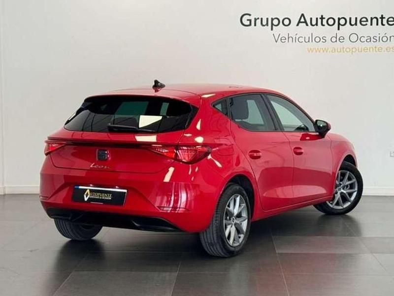 Usado Seat Leon Style 150 CV (110 kW) 2022 Rojo Berlina
