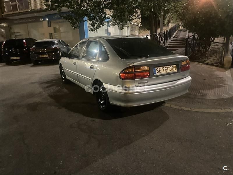 Gris / plata Usado 2000 Renault Laguna Berlina | 950 € - Imagen 1/1
