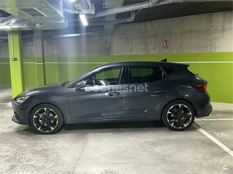 Usado Cupra Leon 150 CV (110 kW) 2024 Gris / plata Berlina