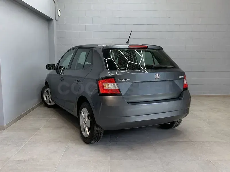 Usado Skoda Fabia Ambition 110 CV (80 kW) 2018 Gris / plata Berlina
