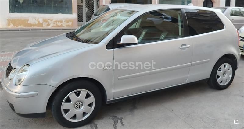 Gris / plata Usado 2003 VW Polo Highline Berlina | 2500 € (Buen precio) - Imagen 1/4