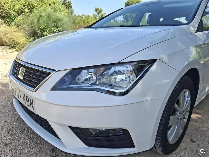 Usado Seat Leon Reference 110 CV (80 kW) 2017 Blanco Berlina