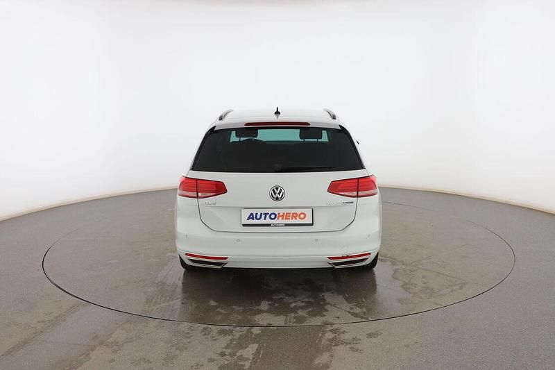 Usado VW Passat Advance 150 CV (110 kW) 2016 Blanco Familiar