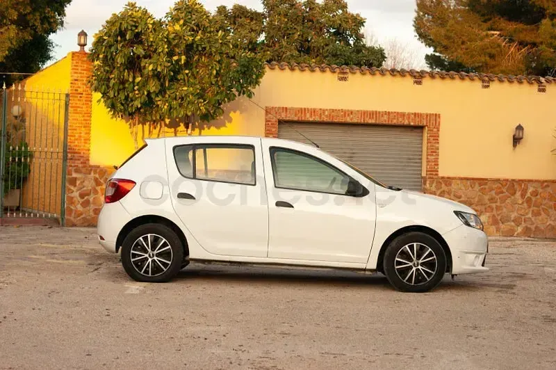 Usado Dacia Sandero Ambiance 75 CV (55 kW) 2013 Blanco Berlina