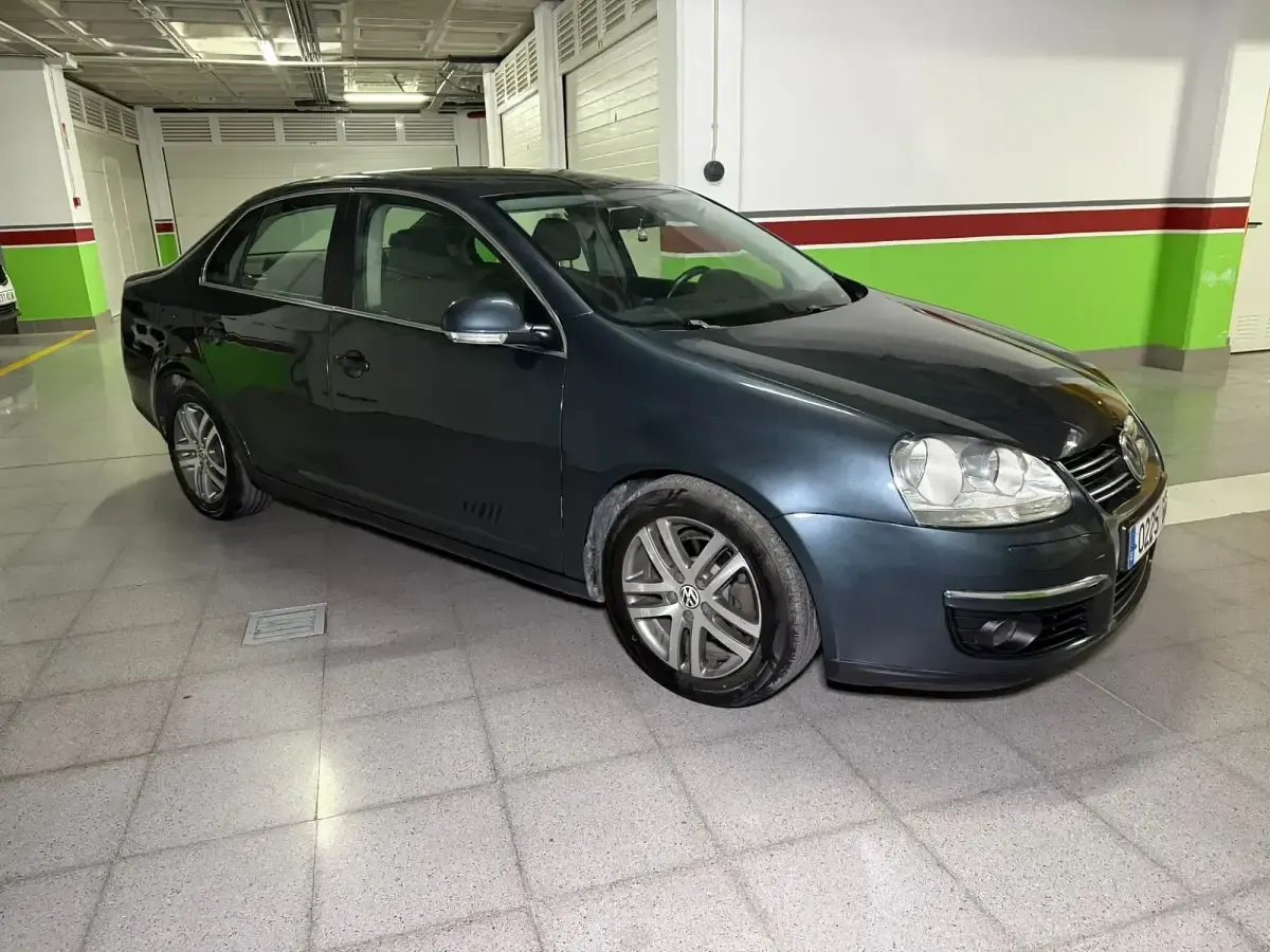 Usado VW Jetta Advance 105 CV (77 kW) 2008 Gris Berlina