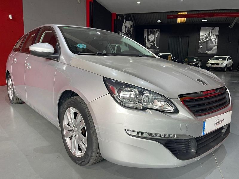 Usado Peugeot 308 Active 130 CV (95 kW) 2015 Blanco Familiar
