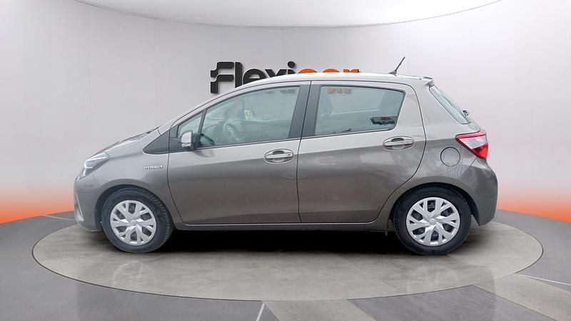 Usado Toyota Yaris Hybrid Active 100 CV (73 kW) 2019 Gris Berlina