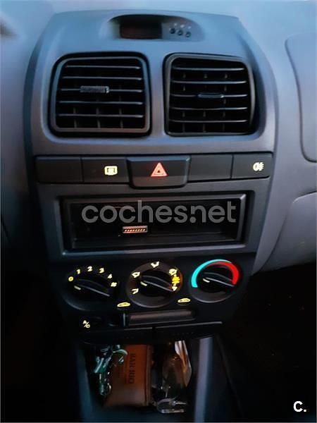 Usado Hyundai Accent 81 CV (59 kW) 2005 Gris / plata Berlina