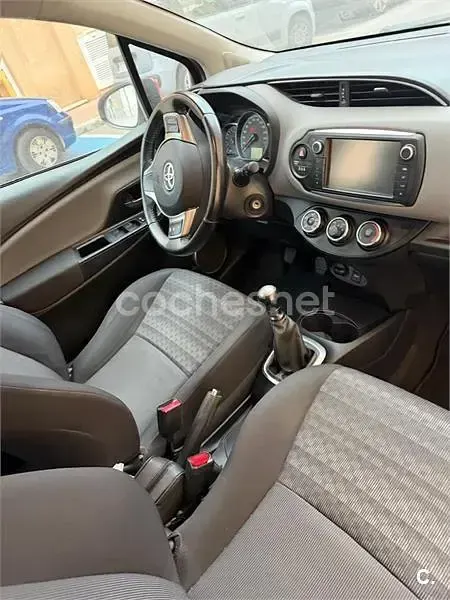 Usado Toyota Yaris Active 99 CV (72 kW) 2017 Rojo Berlina