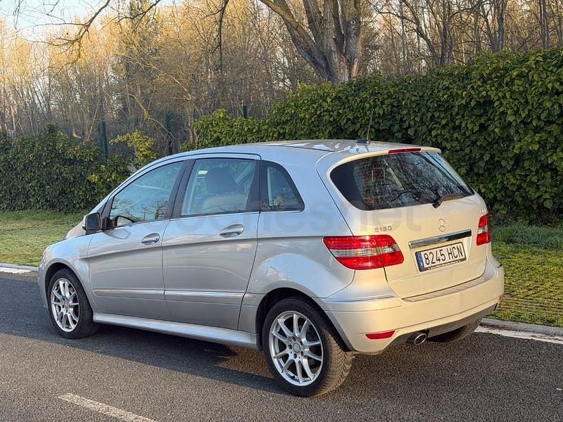 Usado Mercedes B180 109 CV (80 kW) 2011 Gris / plata Monovolumen
