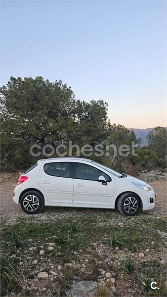 Usado Peugeot 207 68 CV (50 kW) 2014 Blanco Descapotable