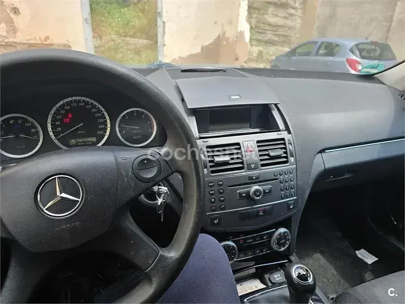 Usado Mercedes C200 136 CV (100 kW) 2010 Negro Familiar