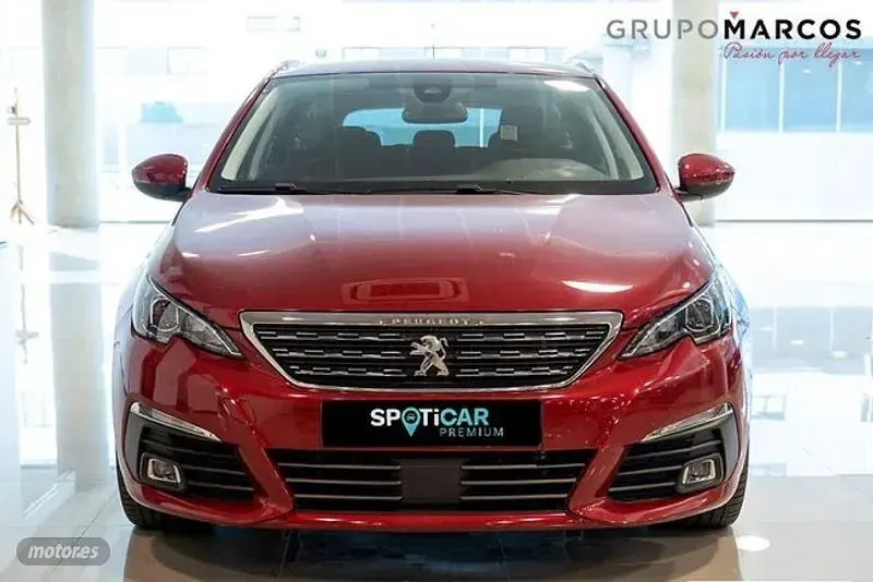 Usado Peugeot 308 Allure 130 CV (95 kW) 2019 Rojo Familiar