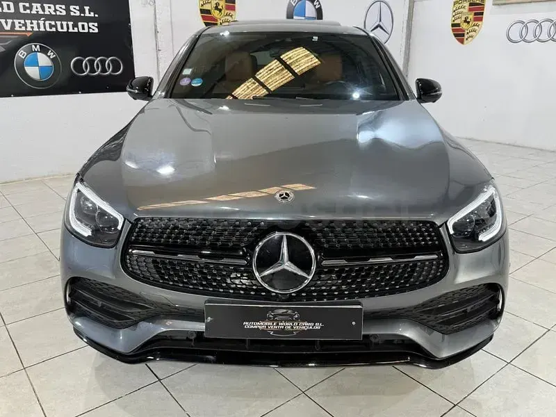 Usado Mercedes GLC300e 320 CV (235 kW) 2021 Gris / plata Coupe