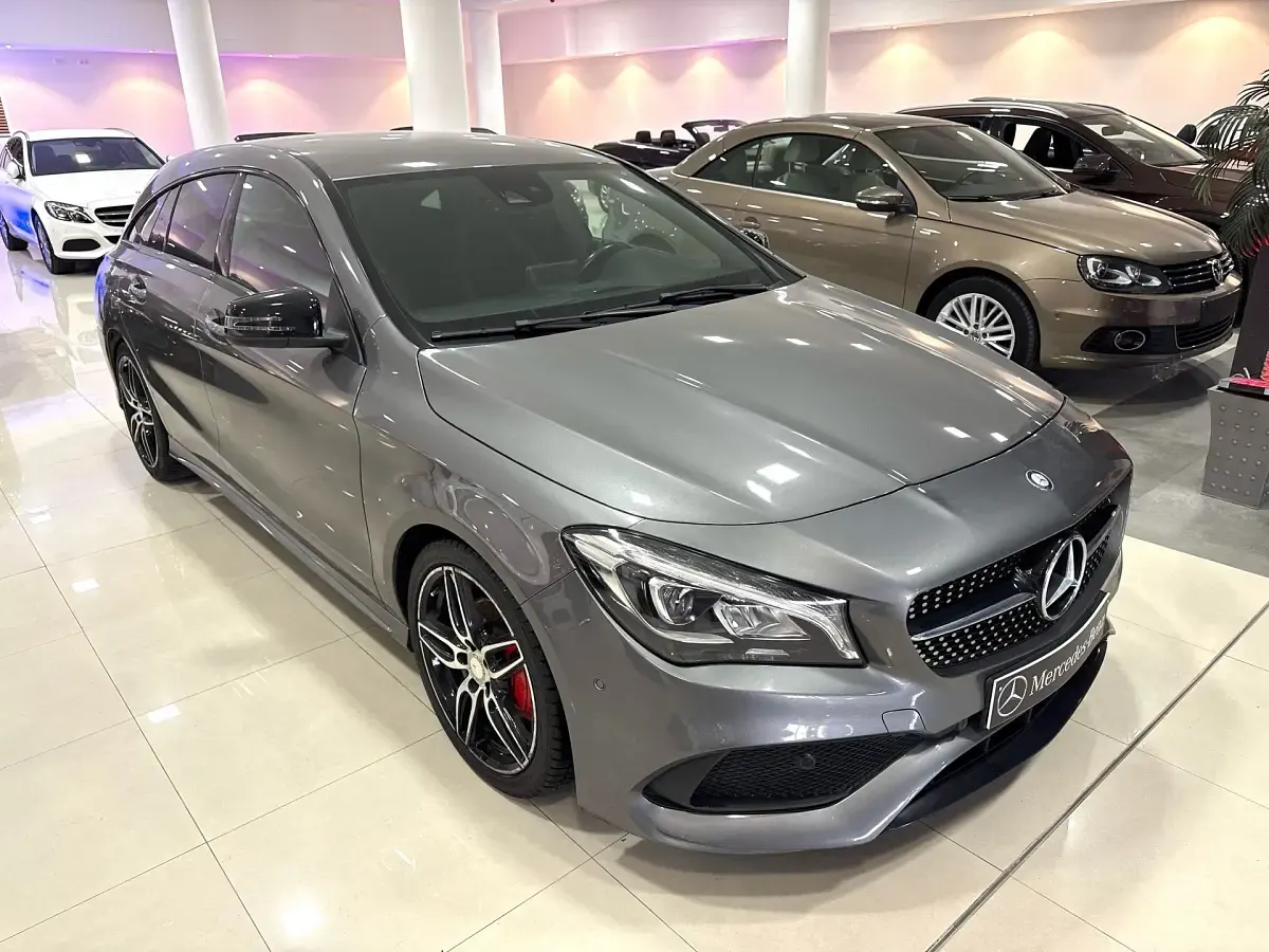 Usado Mercedes CLA200 156 CV (114 kW) 2017 Gris Utilitario