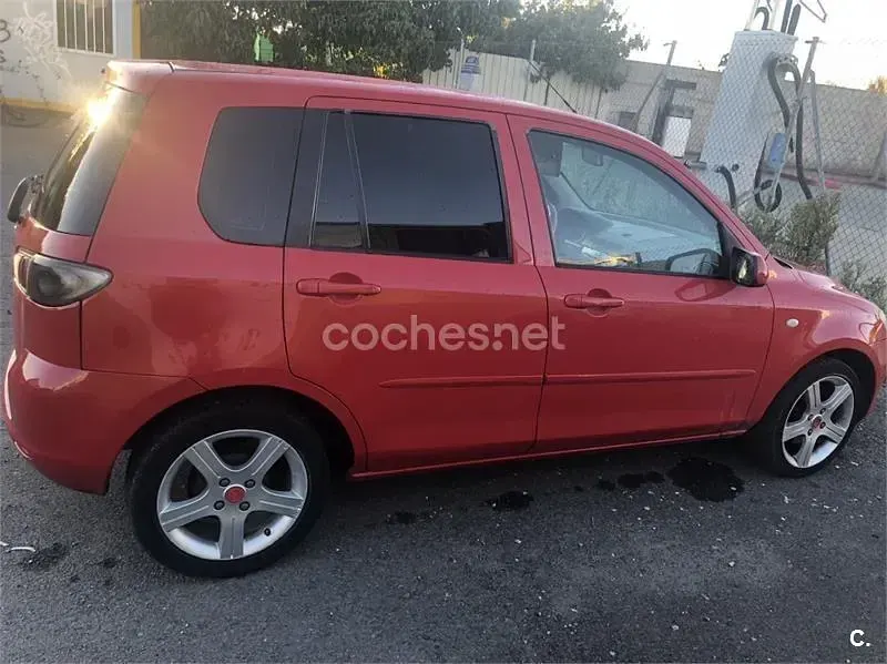 Usado Mazda 2 Sportive 68 CV (50 kW) 2007 Rojo Utilitario