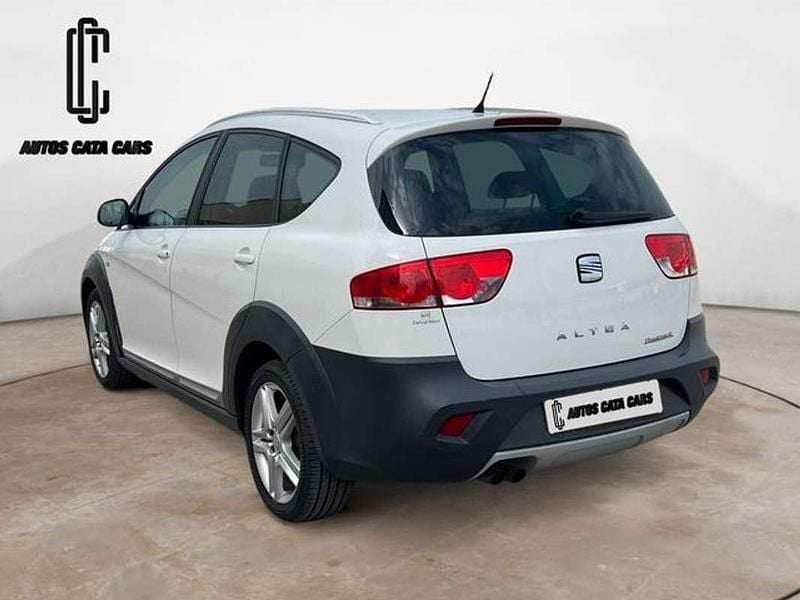 Usado Seat Altea 105 CV (77 kW) 2011 Blanco SUV