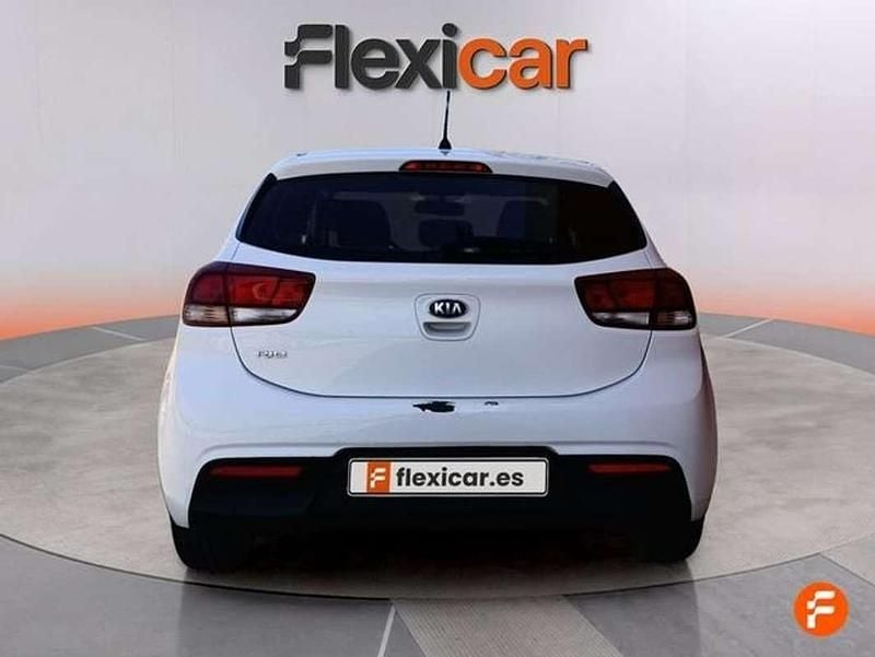 Usado Kia Rio 84 CV (61 kW) 2018 Blanco Berlina