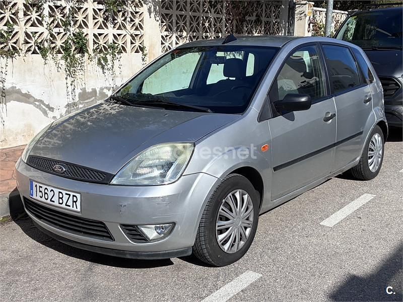Gris / plata Usado 2002 Ford Fiesta Ambiente Berlina | 2800 € (Precio justo) - Imagen 1/4
