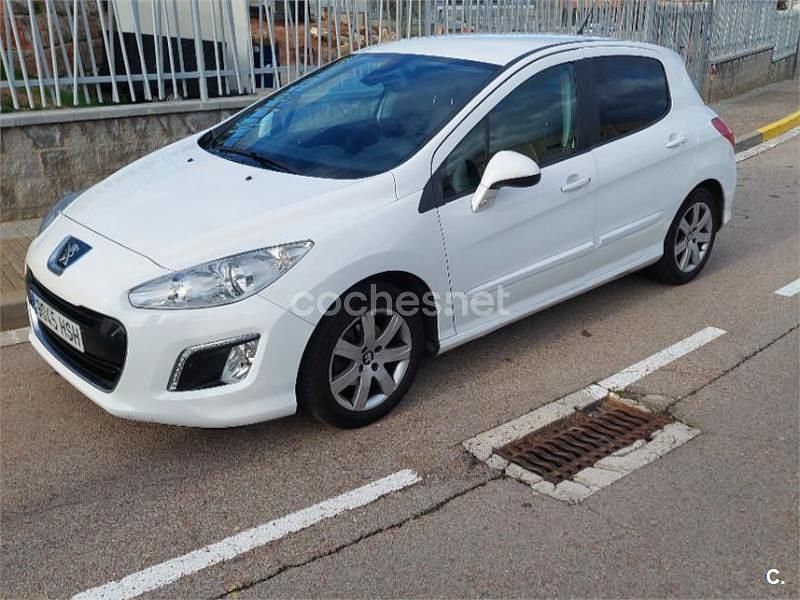 Usado Peugeot 308 Active 120 CV (88 kW) 2013 Blanco Berlina