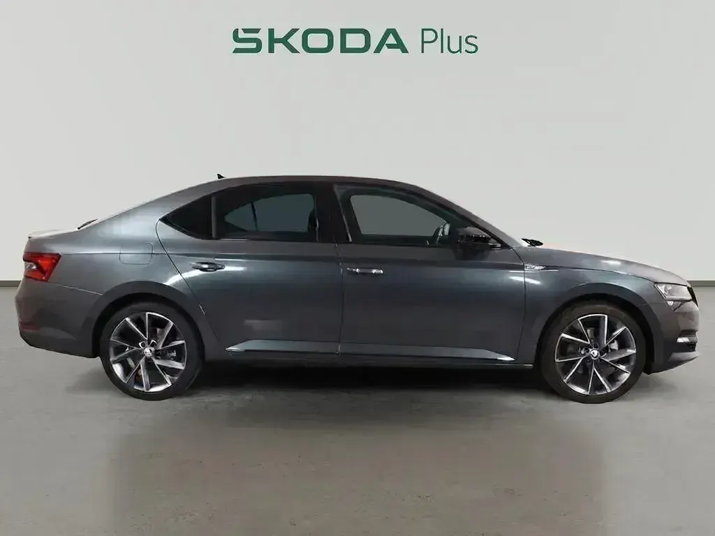 Usado Skoda Superb SportLine 150 CV (110 kW) 2023 Gris Berlina