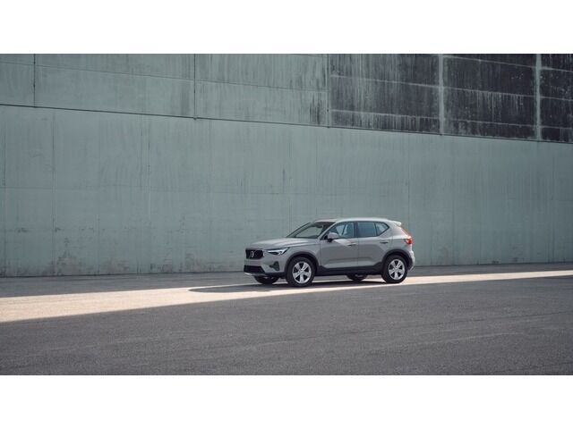 Gris Usado 2023 Volvo XC40 Core SUV | 40.500 € (Caro) - Imagen 1/4