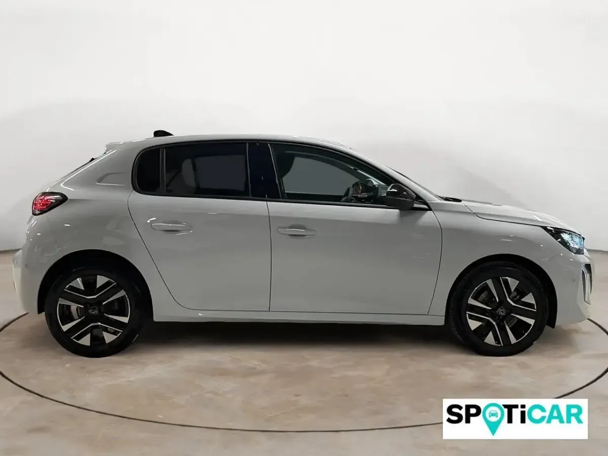 Usado Peugeot 208 Allure 100 CV (73 kW) 2025 Blanco Utilitario