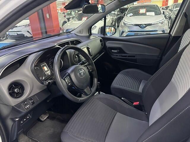 Usado Toyota Yaris Hybrid Active 100 CV (73 kW) 2020 Blanco Utilitario