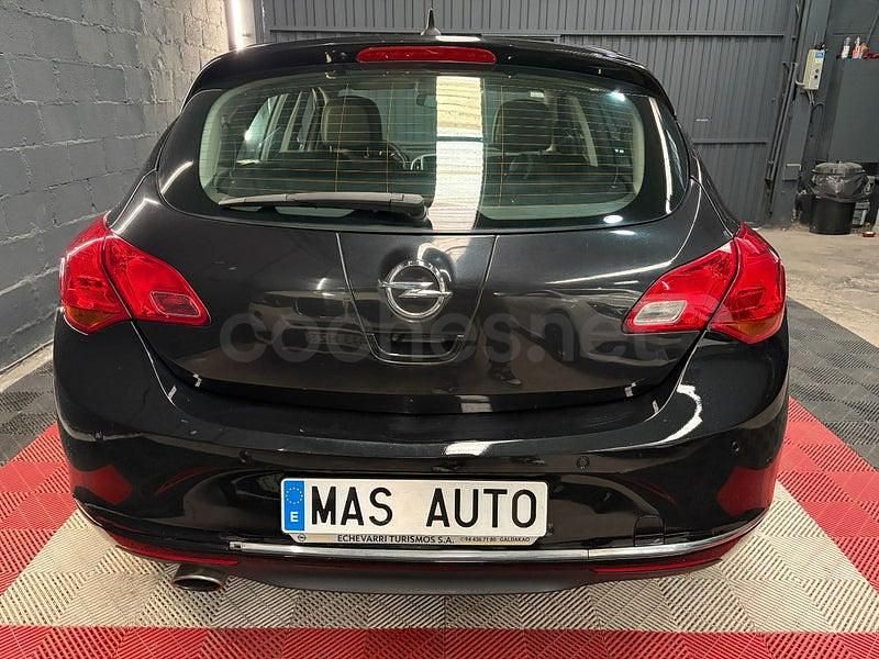 Usado Opel Astra Selective 165 CV (121 kW) 2015 Negro Berlina