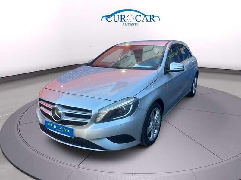 Usado Mercedes A180 109 CV (80 kW) 2013 Gris Utilitario