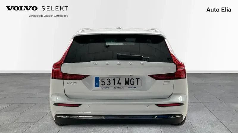 Usado Volvo V60 Core 351 CV (258 kW) 2023 Blanco Familiar