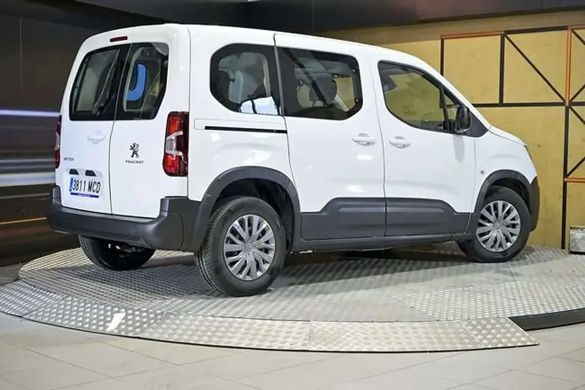 Usado Peugeot Rifter Active 101 CV (74 kW) 2022 Blanco Monovolumen