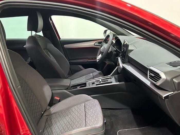 Usado Seat Leon FR 150 CV (110 kW) 2024 Rojo Familiar