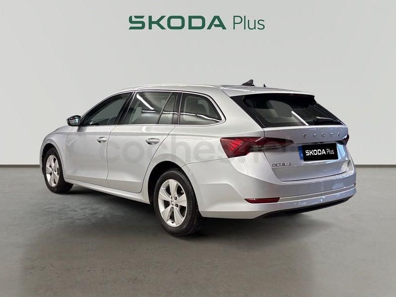 Usado Skoda Octavia Ambition 115 CV (84 kW) 2023 Gris plata Familiar