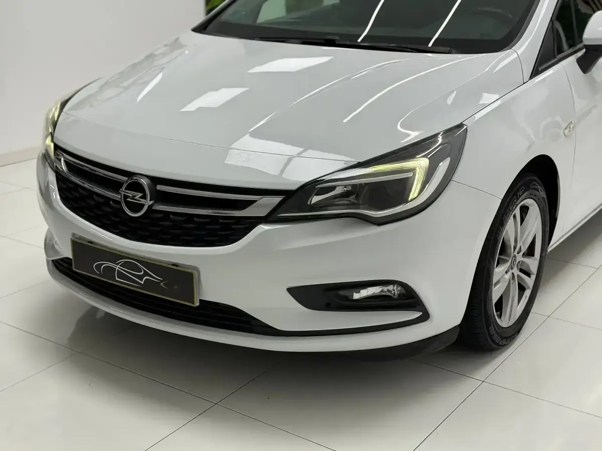 Usado Opel Astra Selective 110 CV (80 kW) 2019 Blanco