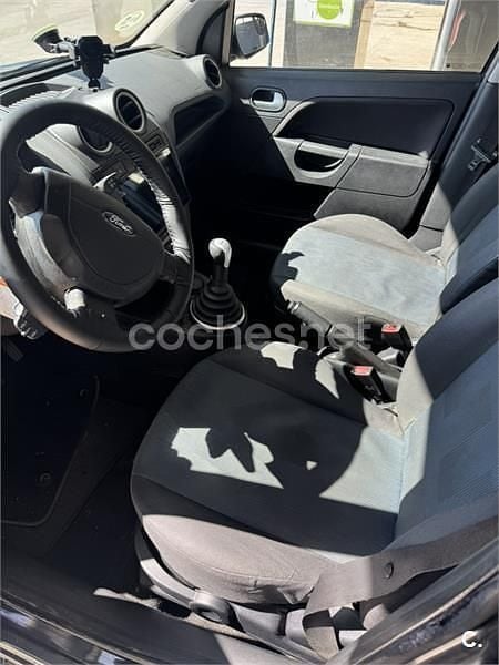 Usado Ford Fiesta Ambiente 68 CV (50 kW) 2006 Negro Utilitario
