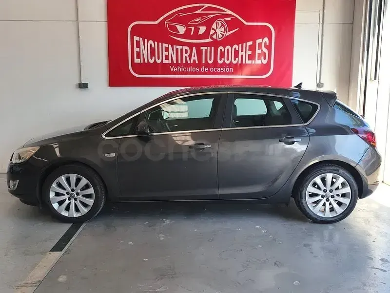 Usado Opel Astra Cosmo 115 CV (84 kW) 2010 Gris / plata Berlina