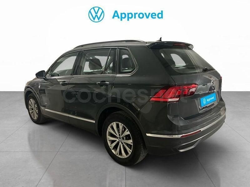 Usado VW Tiguan 122 CV (89 kW) 2022 Gris / plata SUV