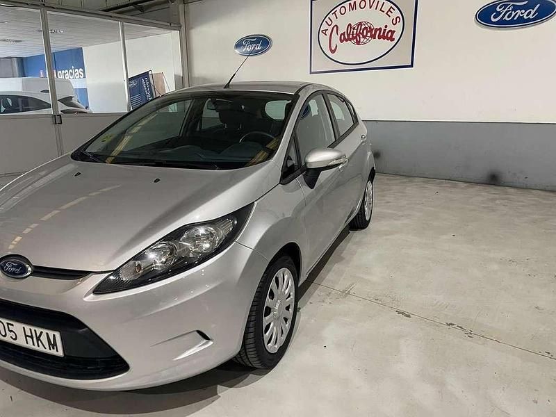 Usado Ford Fiesta Trend 69 CV (50 kW) 2012 Plateado Utilitario