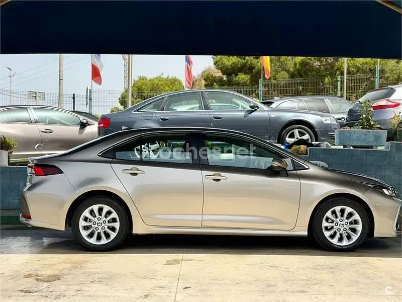 Usado Toyota Corolla Active 122 CV (89 kW) 2022 Beige Berlina